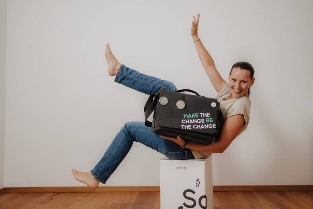 Daniela Neimer f&uuml;hlt sich Wohl. Hat ihre Ringana Produkte in der Hand.