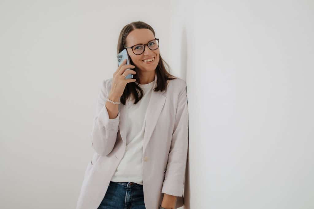 Daniela Neimer lehnt rechts an der Wand