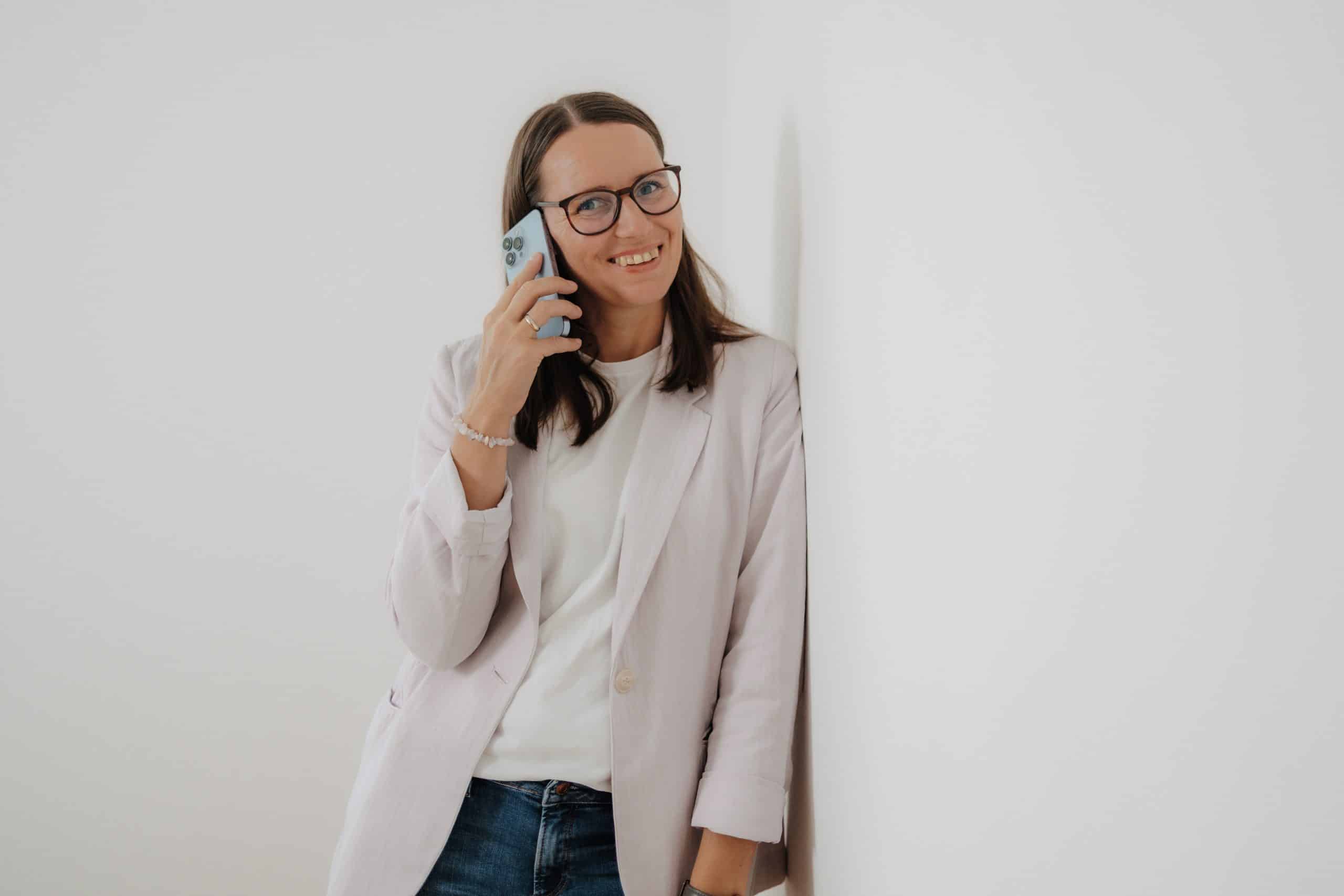 Daniela Neimer lehnt rechts an der Wand