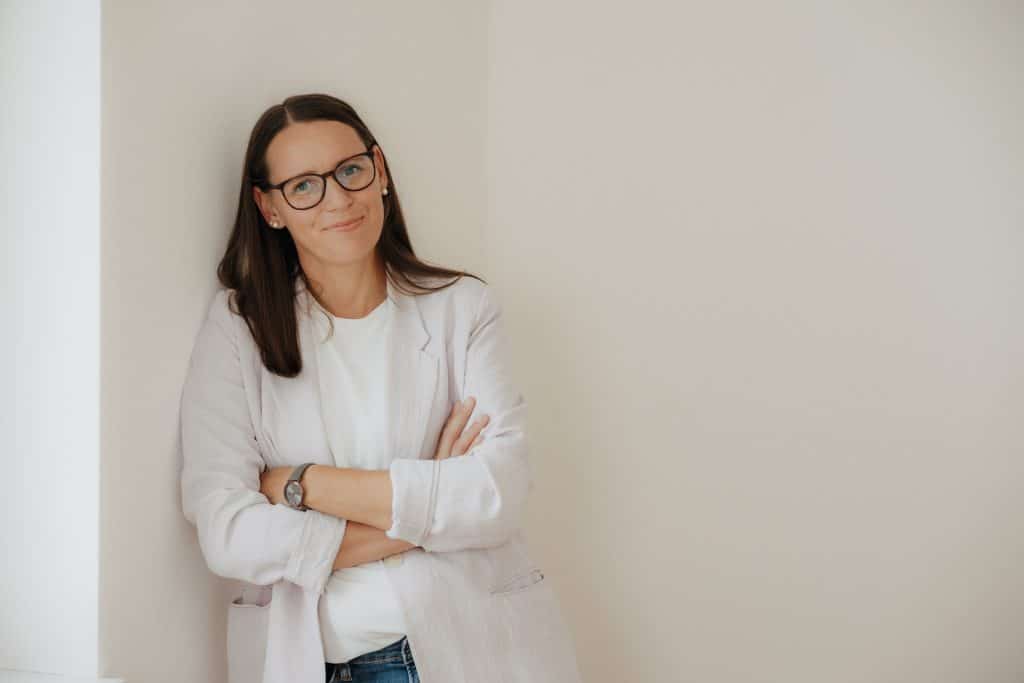 Daniela Neimer leht an der Wand