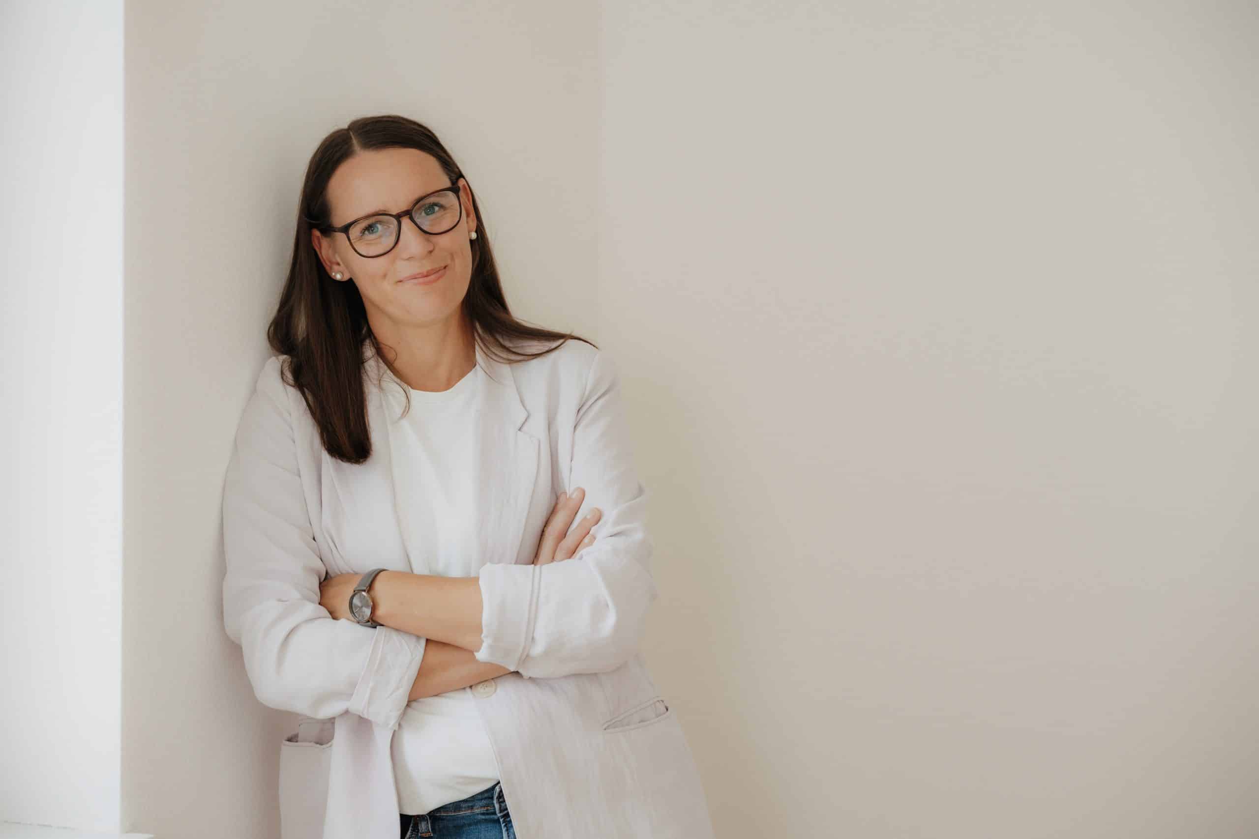 Daniela Neimer leht an der Wand