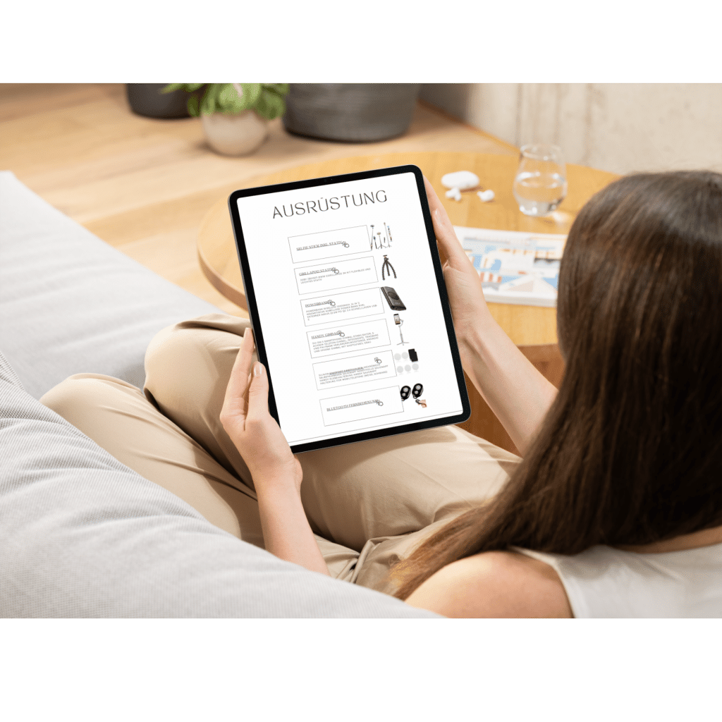 Eine Frau sitzt auf einer Couch und sieht auf ihrem Tablet die Ausr&uuml;stung von Daniela Neimer